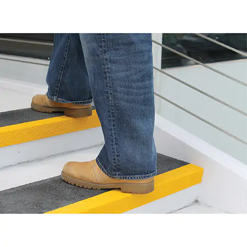 SafeStep® Fibreglass Reinforced Plastic Anti-Slip Step Covers- SAFESTEP MEDIUM GRIT BLACK/YELLOW 32X10 –WF34F1711812
