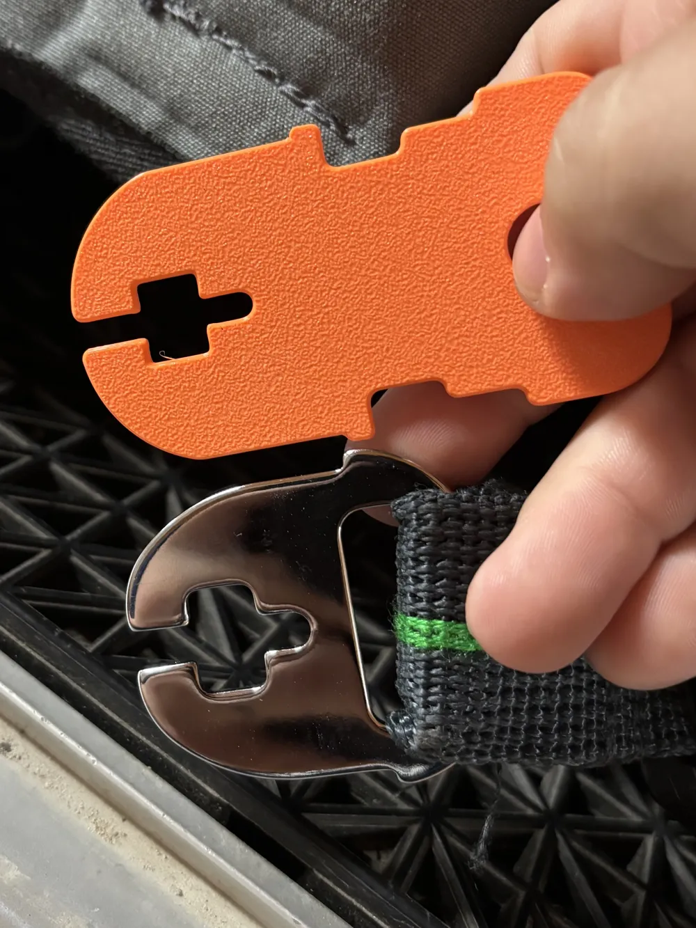 BUCKLE, G1 BATTERY REMOVAL TOOL