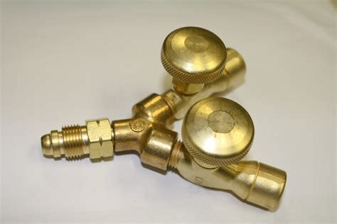 "Y" CONNECTION, B-SIZE 5/8"-18 UNF, WATER, INDUSTRIAL AIR LH MALE INLET X FEMALE OUTLETS, BRASS